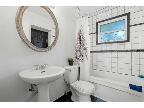 895 Pinecliff Drive Ne, Calgary, AB - Indoor Photo Showing Bathroom