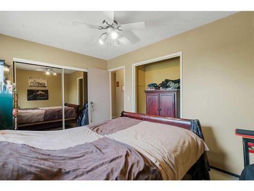 895 Pinecliff Drive Ne, Calgary, AB - Indoor Photo Showing Bedroom