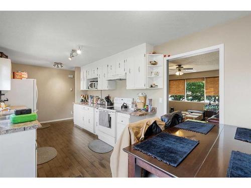 895 Pinecliff Drive Ne, Calgary, AB - Indoor Photo Showing Kitchen