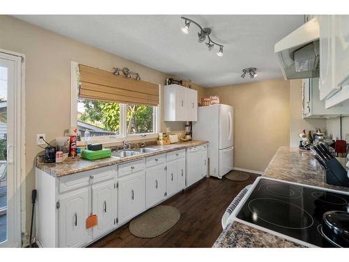 895 Pinecliff Drive Ne, Calgary, AB - Indoor Photo Showing Kitchen With Double Sink