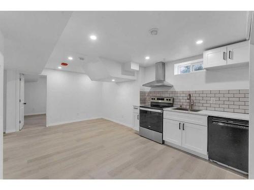 1939 Matheson Drive Ne, Calgary, AB - Indoor Photo Showing Kitchen