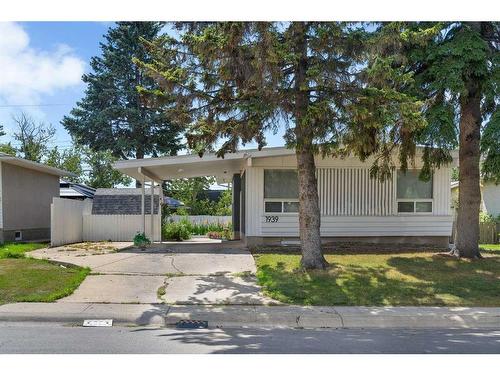 1939 Matheson Drive Ne, Calgary, AB - Outdoor