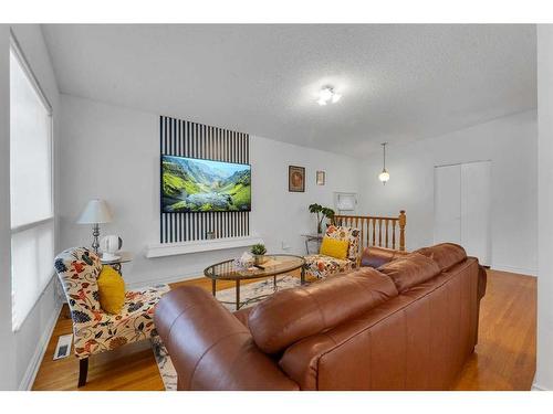 1939 Matheson Drive Ne, Calgary, AB - Indoor Photo Showing Living Room