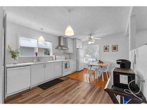 1939 Matheson Drive Ne, Calgary, AB - Indoor Photo Showing Kitchen