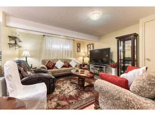 89 Redstone Plaza Ne, Calgary, AB - Indoor Photo Showing Living Room