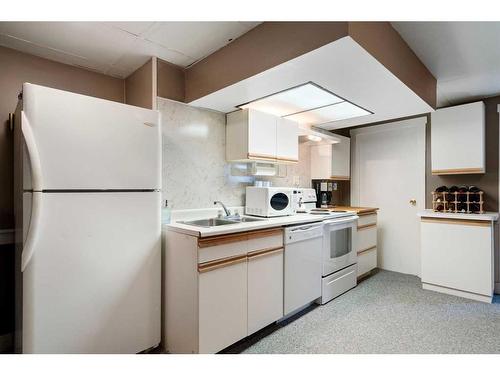 83 Alderwood Close Se, Calgary, AB - Indoor Photo Showing Kitchen