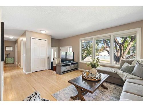 83 Alderwood Close Se, Calgary, AB - Indoor Photo Showing Living Room