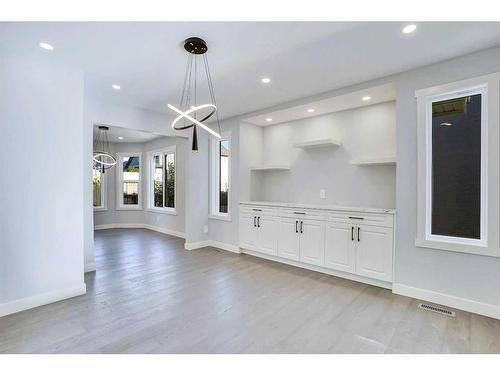 194 Woodbriar Circle Sw, Calgary, AB - Indoor Photo Showing Kitchen