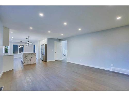 194 Woodbriar Circle Sw, Calgary, AB - Indoor Photo Showing Other Room