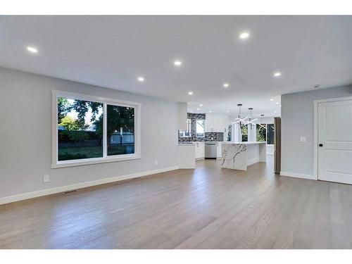 194 Woodbriar Circle Sw, Calgary, AB - Indoor Photo Showing Living Room