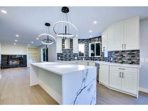 194 Woodbriar Circle Sw, Calgary, AB - Indoor Photo Showing Kitchen With Upgraded Kitchen