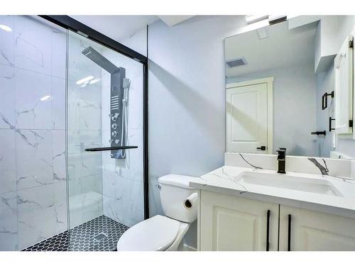 194 Woodbriar Circle Sw, Calgary, AB - Indoor Photo Showing Bathroom