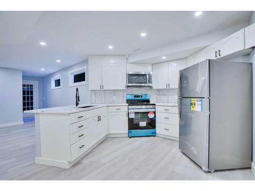 194 Woodbriar Circle Sw, Calgary, AB - Indoor Photo Showing Kitchen