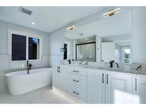 194 Woodbriar Circle Sw, Calgary, AB - Indoor Photo Showing Bathroom