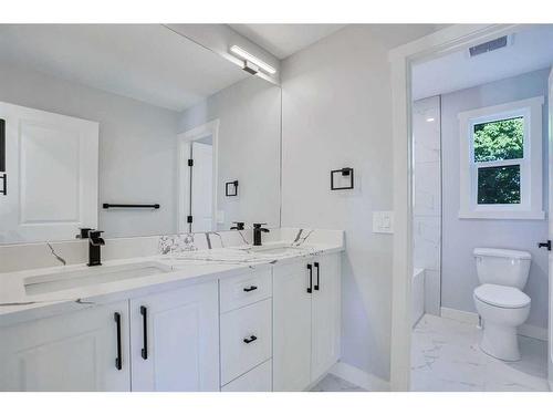 194 Woodbriar Circle Sw, Calgary, AB - Indoor Photo Showing Bathroom