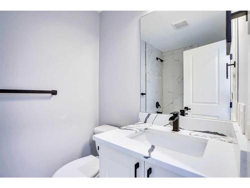 194 Woodbriar Circle Sw, Calgary, AB - Indoor Photo Showing Bathroom