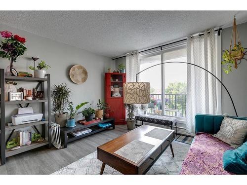 405-635 57 Avenue Sw, Calgary, AB - Indoor Photo Showing Living Room