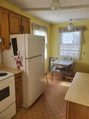 1110 6 Street Ne, Calgary, AB - Indoor Photo Showing Kitchen