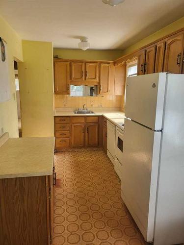 1110 6 Street Ne, Calgary, AB - Indoor Photo Showing Kitchen