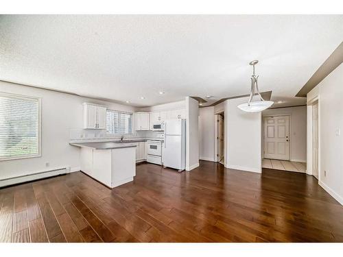 1106-7451 Springbank Boulevard Sw, Calgary, AB - Indoor Photo Showing Kitchen