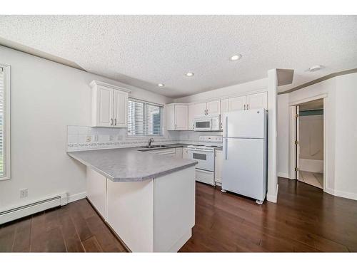 1106-7451 Springbank Boulevard Sw, Calgary, AB - Indoor Photo Showing Kitchen