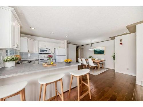 1106-7451 Springbank Boulevard Sw, Calgary, AB - Indoor Photo Showing Kitchen