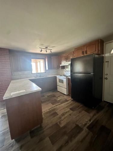 1310 37 Street Se, Calgary, AB - Indoor Photo Showing Kitchen