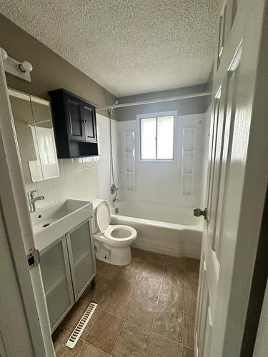 1310 37 Street Se, Calgary, AB - Indoor Photo Showing Bathroom