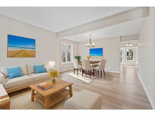 170 Tuscarora Circle Nw, Calgary, AB - Indoor Photo Showing Living Room