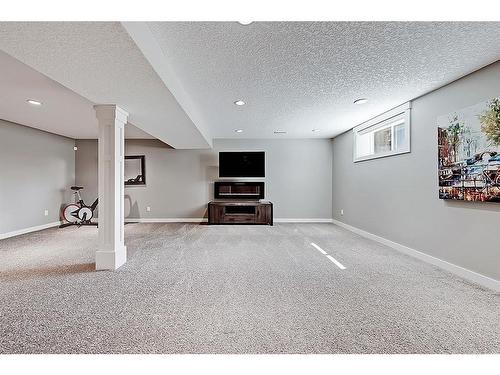 5907 Lockinvar Road Sw, Calgary, AB - Indoor