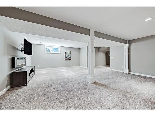 5907 Lockinvar Road Sw, Calgary, AB - Indoor Photo Showing Other Room