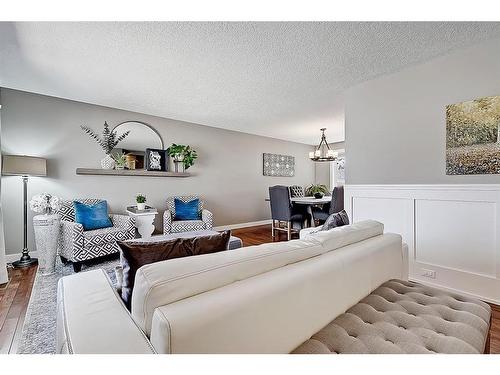 5907 Lockinvar Road Sw, Calgary, AB - Indoor Photo Showing Living Room