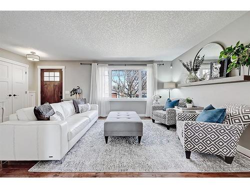 5907 Lockinvar Road Sw, Calgary, AB - Indoor Photo Showing Living Room