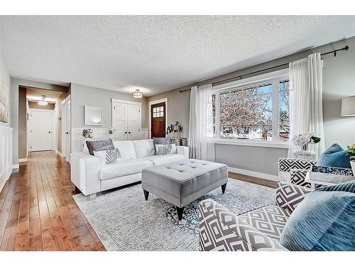 5907 Lockinvar Road Sw, Calgary, AB - Indoor Photo Showing Living Room