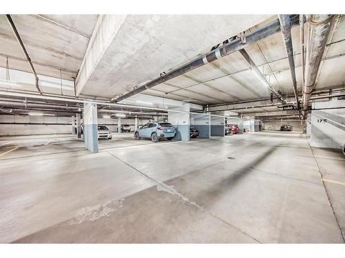 906-5204 Dalton Drive Nw, Calgary, AB - Indoor Photo Showing Garage