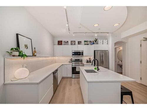 1-824 10 Street Nw, Calgary, AB - Indoor Photo Showing Kitchen With Upgraded Kitchen