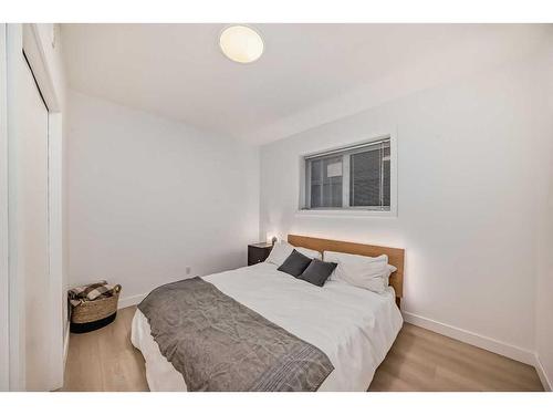 1-824 10 Street Nw, Calgary, AB - Indoor Photo Showing Bedroom