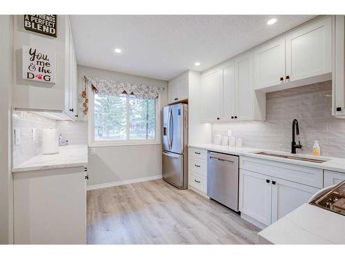 114 Georgian Villas Ne, Calgary, AB - Indoor Photo Showing Kitchen