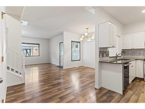 2906 23 Avenue Sw, Calgary, AB - Indoor Photo Showing Kitchen