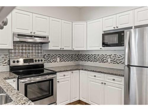 2906 23 Avenue Sw, Calgary, AB - Indoor Photo Showing Kitchen With Stainless Steel Kitchen With Upgraded Kitchen