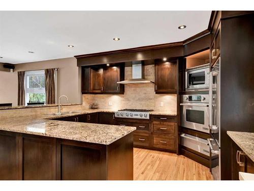 20 Hallmark Place Sw, Calgary, AB - Indoor Photo Showing Kitchen With Upgraded Kitchen