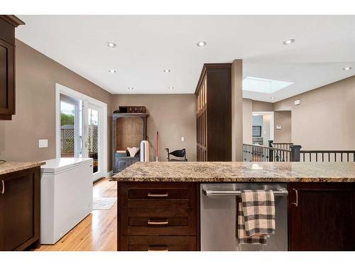 20 Hallmark Place Sw, Calgary, AB - Indoor Photo Showing Kitchen With Upgraded Kitchen