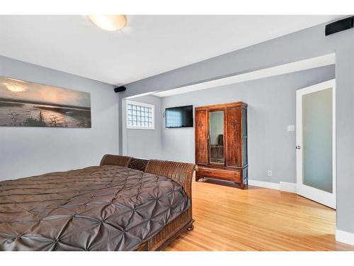 20 Hallmark Place Sw, Calgary, AB - Indoor Photo Showing Bedroom