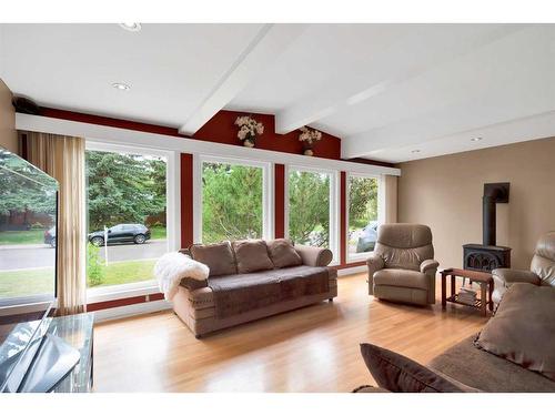 20 Hallmark Place Sw, Calgary, AB - Indoor Photo Showing Living Room