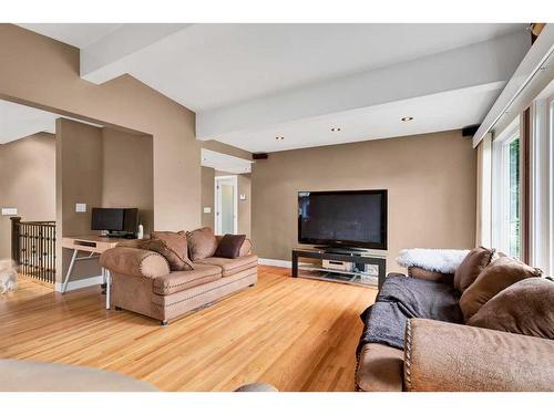 20 Hallmark Place Sw, Calgary, AB - Indoor Photo Showing Living Room