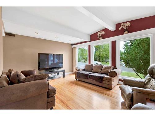 20 Hallmark Place Sw, Calgary, AB - Indoor Photo Showing Living Room