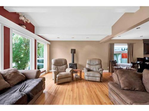 20 Hallmark Place Sw, Calgary, AB - Indoor Photo Showing Living Room