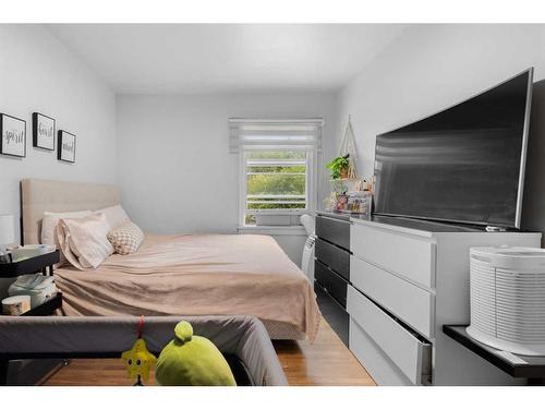 1615 12 Avenue Sw, Calgary, AB - Indoor Photo Showing Bedroom