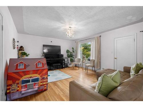 1615 12 Avenue Sw, Calgary, AB - Indoor Photo Showing Living Room