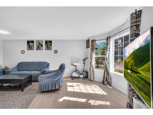 469 Martindale Drive Ne, Calgary, AB - Indoor Photo Showing Living Room